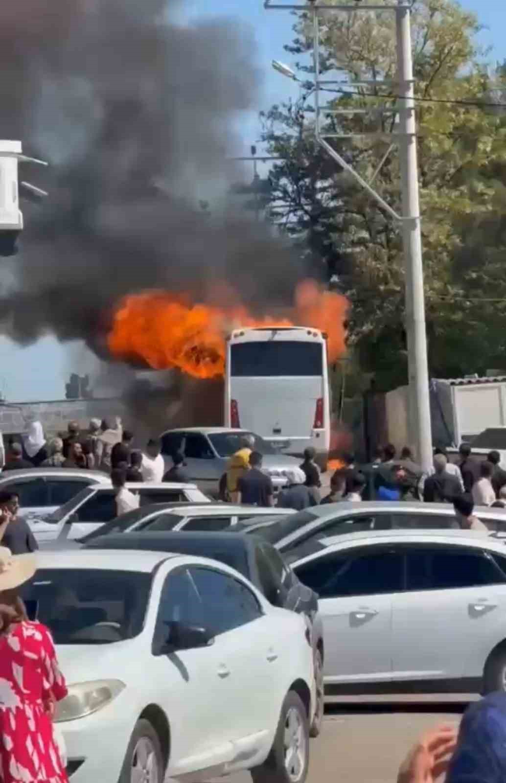 Şanlıurfa’da tur otobüsü alev aldı