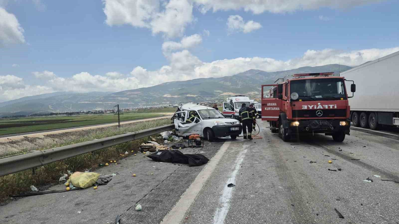 TAG Otoyolu’nda tır hafif ticari araca arkadan çarptı: 2 ölü, 2 yaralı
